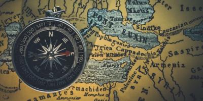 Brújula sobre mapa. Photo by Himesh Kumar Behera on Unsplash