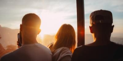 Tres jóvenes de espaldas a contraluz. Foto by Elizeu Dias on Unsplash