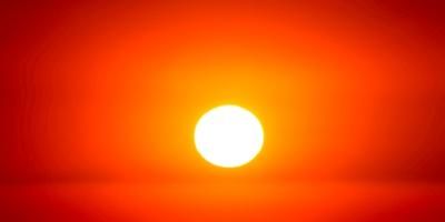 Sol ardiente sobre cielo rojo para ilustrar un artículo de CaixaBank Research sobre el impacto del cambio climático en la economía y en el turismo. Photo by Luis Graterol on Unsplash