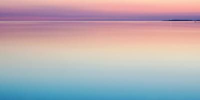 Mar en calma al atardecer para ilustrar un artículo de opinión sobre economía española de CaixaBank Research. Photo by Harly Marten on Unsplash