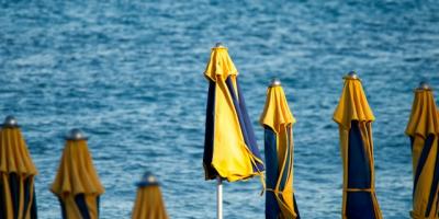 Sombrillas cerradas en una playa para ilustrar un artículo de análisis económico de CaixaBank Research sobre turismo en España. Photo by Iridial on Unsplash