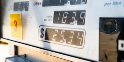 Surtidor de gasolina para ilustrar un artículo de análisis económico de CaixaBank Research. Photo by Jesse Donoghoe on Unsplash