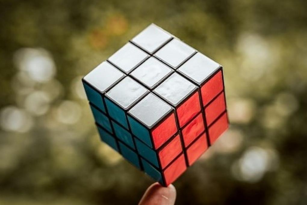 Cubo Rubik. Photo by Justus Menke on Unsplash