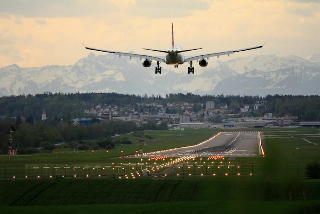 Avión aterrizando. Photo by Pascal Meier on Unsplash