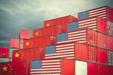 Contenedores de mercancías con las banderas china y estadounidense