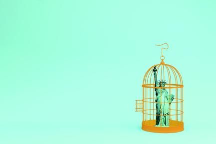Ilustración de la estatua de la libertad encerrada en una jaula para pájaros
