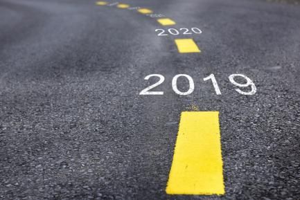 Carretera con los años 2019 y 2020 pintados sobre el asfalto