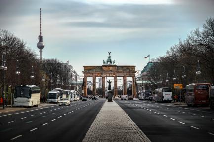Vista de la Puerta de Brandenburgo desde el paseo Unter den Linden