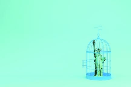 Ilustración de la estatua de la libertad encerrada en una jaula para pájaros