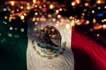 Bandera mexicana en la noche