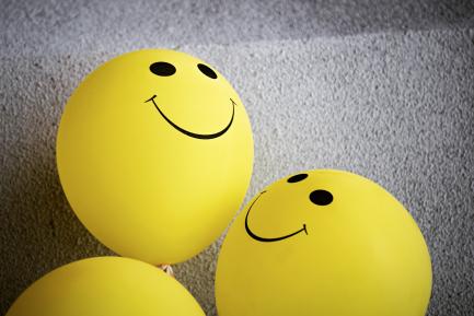 Globos amarillos con cara sonriente