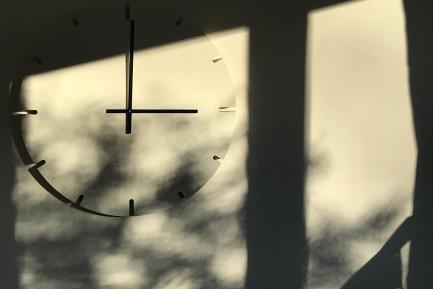 Reloj de pared con sombra