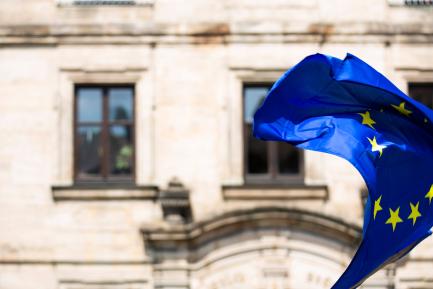 Bandera de la Unión Europea ondeando en frente de un edificio