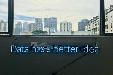 Instalación de neón con el texto "Data has a better idea"