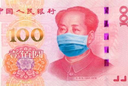 Billete de 100 yuanes con la imagen de Mao protegida por una mascarilla sanitaria