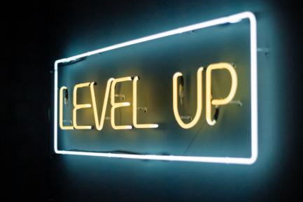 Cartel luminoso de neón con el texto "Level up"