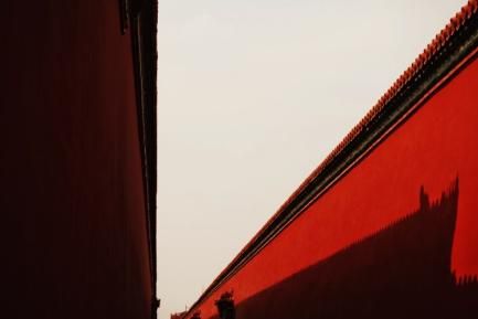 Juego de sombras y de líneas de fuga en los muros de la Ciudad Prohibida, Pekín, China