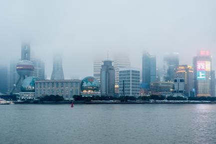 Skyline de Shanghái en un día de niebla