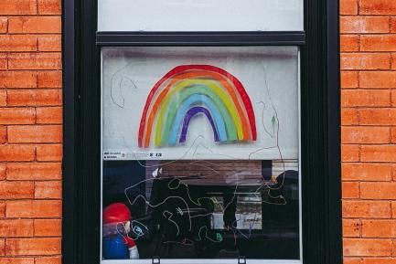 Dibujo de un arco iris en el cristal de una ventana
