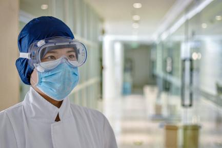 Trabajadora con protección contra el coronavirus en Pekín, China