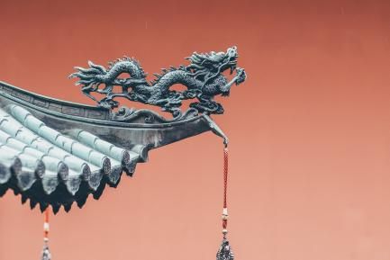 Dragón esculpido en una cornisa
