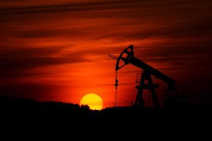 Campo de extracción petrolero y puesta de sol