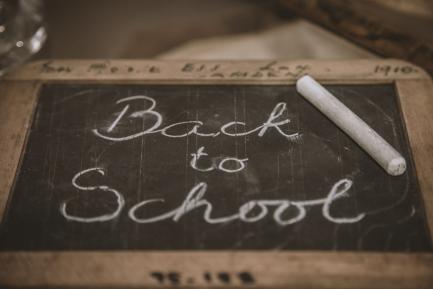 Pizarra de mesa con el texto "Back to school" escrito con tiza