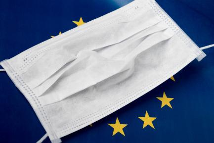 Bandera de la Unión Europea con mascarilla 