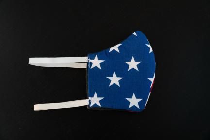 Ilustración de una mascarilla con la estrellas de la bandera de EE. UU. 