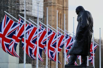 Banderas del Reino Unido frente a la estatua de Churchill