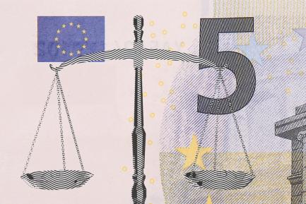 Detalle de un billete de 5 euros con balanza de igualdad