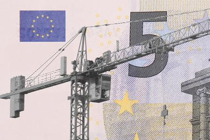 Detalle de un billete de 5 euros con grúa de construcción