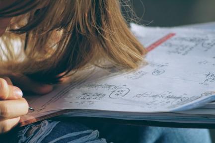 Niño haciendo deberes de matemáticas. Foto de Joshua Hoehne en Unsplash.