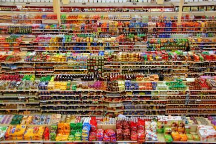 Lineales de un supermercado. Foto de Bernard Hermant en Unsplash