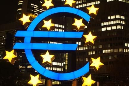 Símbolo del euro frente al Banco Central Europeo. Foto de Bruno Neurath en Unsplash