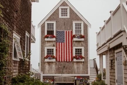 Casa con bandera de EEUU. Photo by Nik Guiney on Unsplash