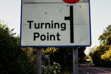 Cartel con el texto "Turning point". Photo by Roger Bradshaw on Unsplash
