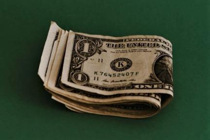Billetes de dólar. Photo by Annie Spratt on Unsplash