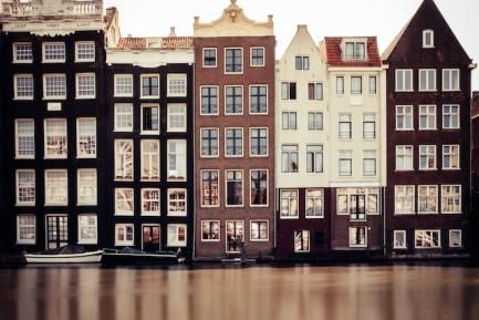 Casas de Ámsterdam, Países Bajos. Photo by Moritz Kindler on Unsplash