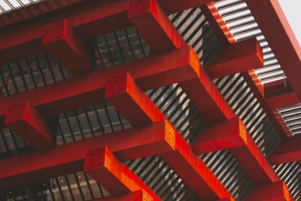Edificio con vigas rojas en Shangái. Photo by Jean Beller on Unsplash