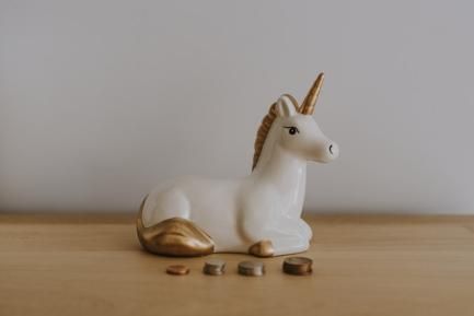 Hucha en forma de unicornio. Photo by Annie Spratt on Unsplash