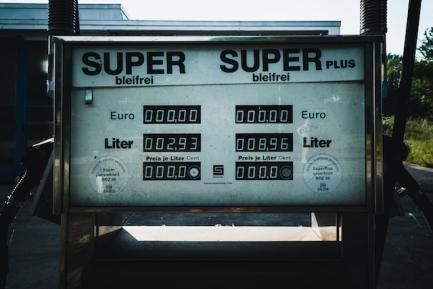 Surtidor de gasolina. Photo by Joanathan Kemper on Unsplash