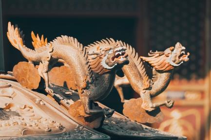Dragones esculpidos en piedra. Photo by Zhang Kaiyv on Unsplash