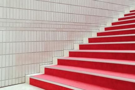 Escalera roja. Photo by Possessed on Unsplash