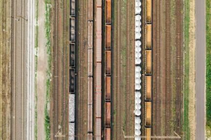 Tren de mercancías. Photo by Marcin Jozwiak on Unsplash