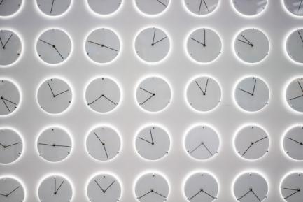 Relojes de pared. Photo by Donald Wu on Unsplash