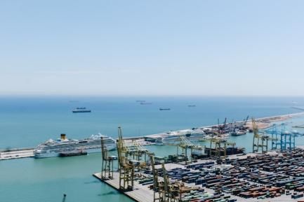 Puerto de mercancías de Barcelona. Photo by Kristijan Arsov on Unsplash