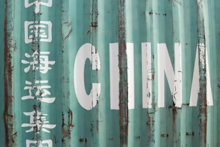 Contendor de mercancías con el letrero "China". Photo by Zalfa Imani on Unsplash