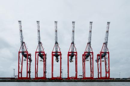 Seis gruas de mercancias en el puerto de Hamburgo. Photo by Claudio Schwarz on Unsplash