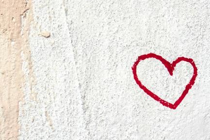 Corazón rojo pintado en una pared